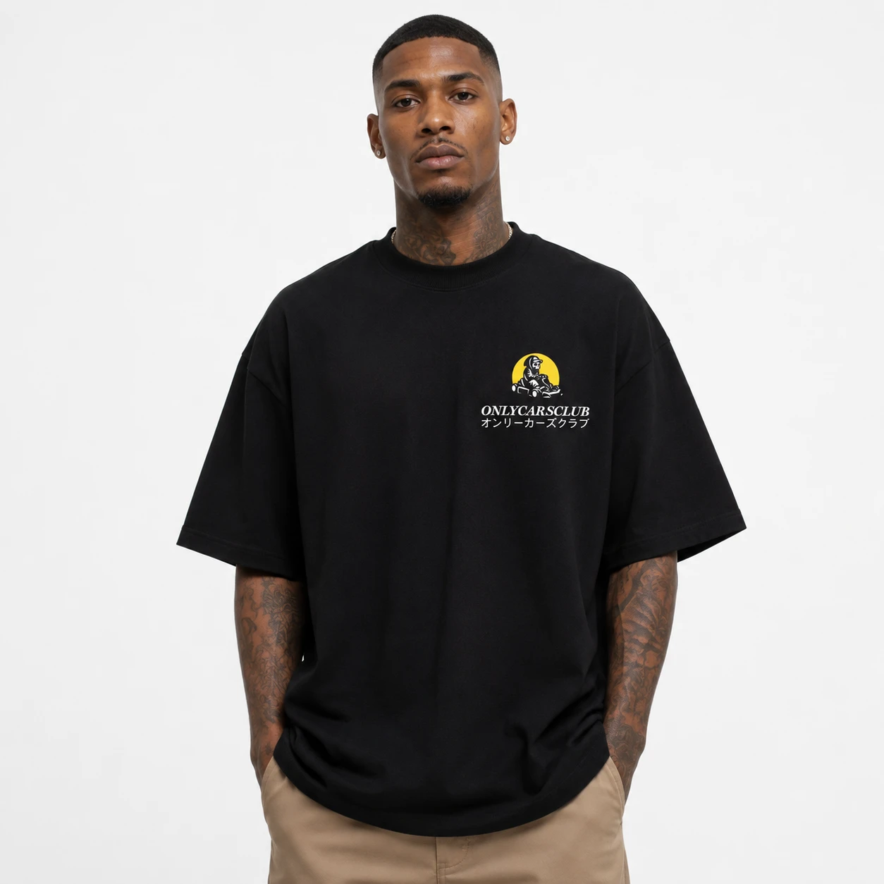 Camiseta oversized preta Only Cars, vista frontal com modelo