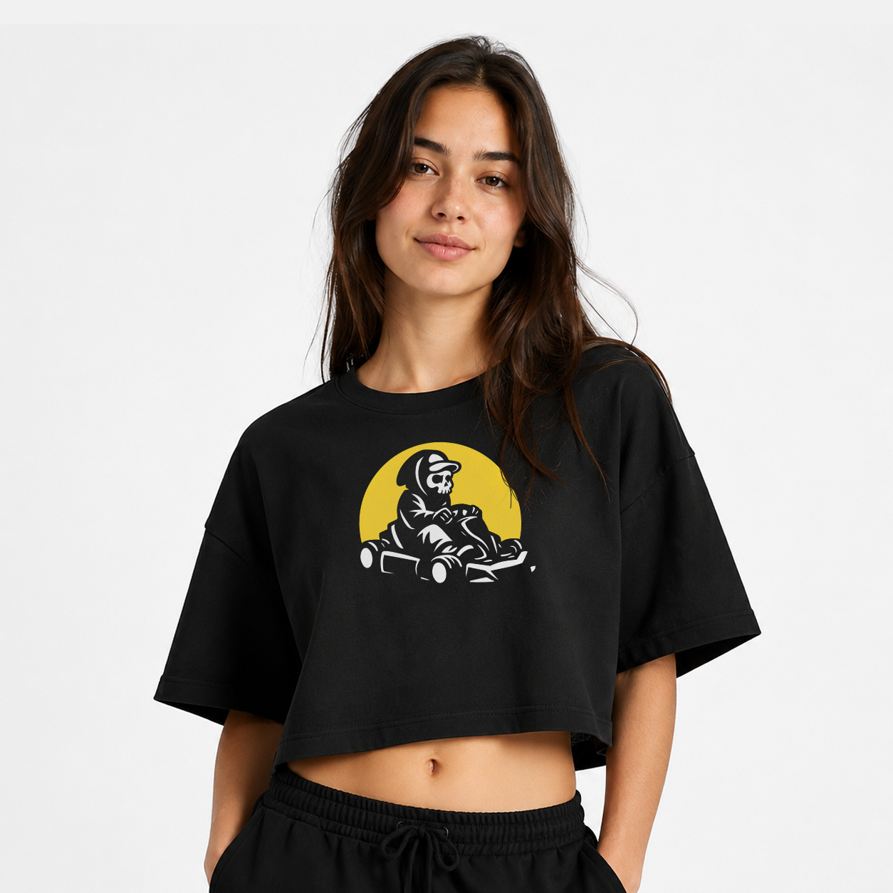 Cropped preto Only Cars, vista frontal com modelo