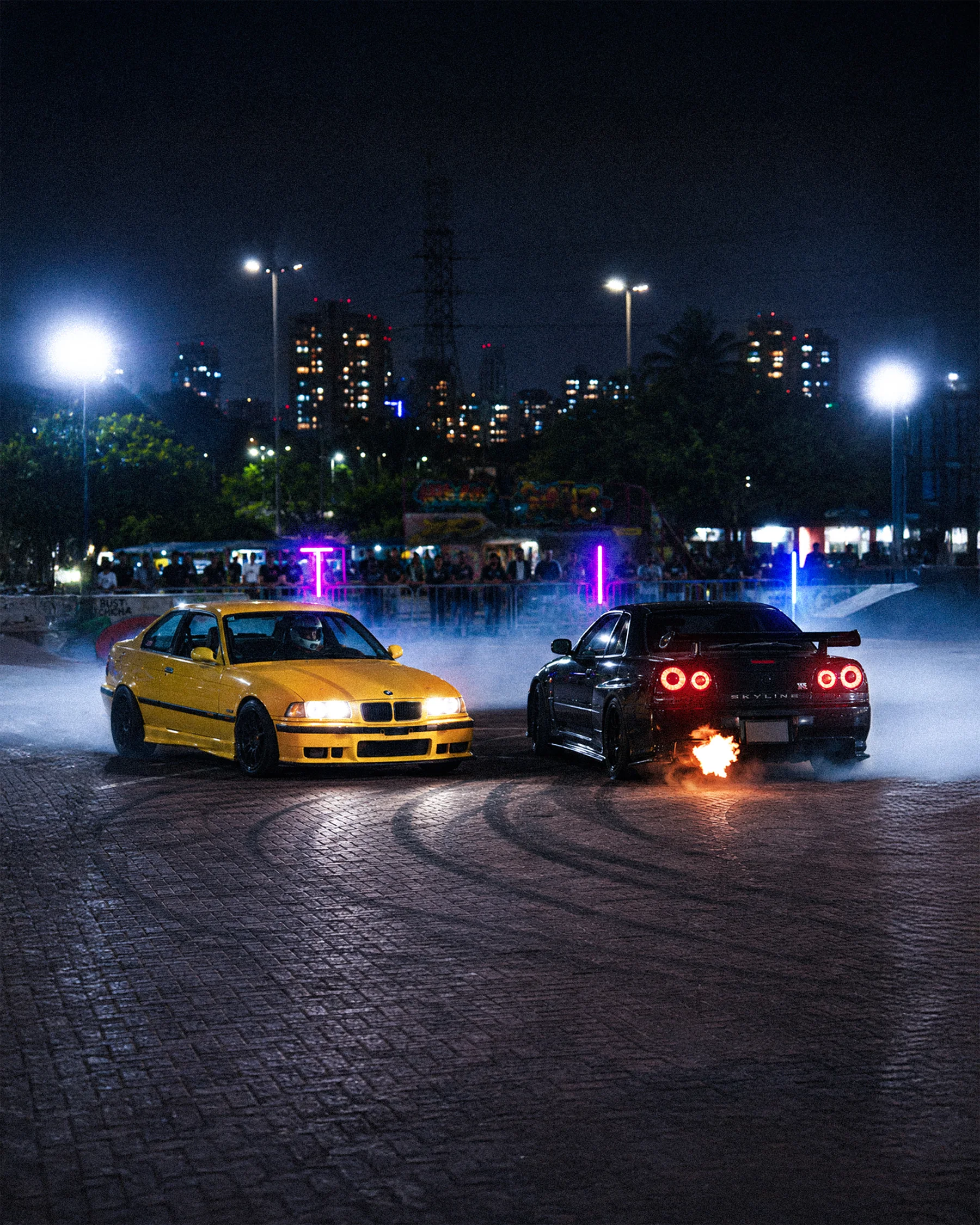 Carros em apresentação de drift à noite
